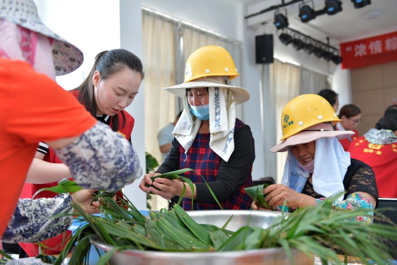 &ldquo;浓情粽意，共享温暖&rdquo;包粽子活动.jpg